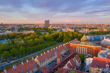 Riga'nın eski şehir, özgürlük heykeli ve milli kütüphane üzerinde güzel havadan görünümü. Güzel Letonya.