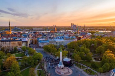 Riga'nın eski şehir, özgürlük heykeli ve milli kütüphane üzerinde güzel havadan görünümü. Güzel Letonya.
