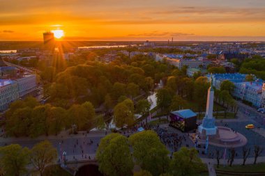 Riga'nın eski şehir, özgürlük heykeli ve milli kütüphane üzerinde güzel havadan görünümü. Güzel Letonya. 