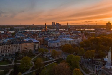 Riga'nın eski şehir, özgürlük heykeli ve milli kütüphane üzerinde güzel havadan görünümü. Güzel Letonya. 