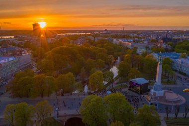 Riga'nın eski şehir, özgürlük heykeli ve milli kütüphane üzerinde güzel havadan görünümü. Güzel Letonya. 