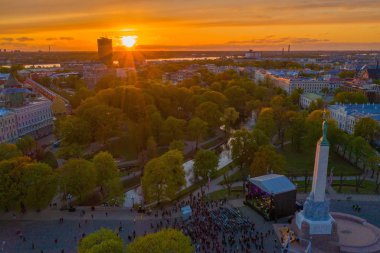 Riga'nın eski şehir, özgürlük heykeli ve milli kütüphane üzerinde güzel havadan görünümü. Güzel Letonya. 