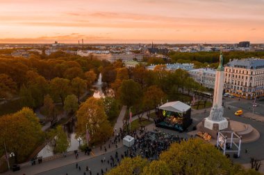 Riga'nın eski şehir, özgürlük heykeli ve milli kütüphane üzerinde güzel havadan görünümü. Güzel Letonya. 