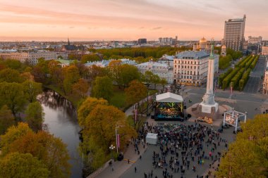 Riga'nın eski şehir, özgürlük heykeli ve milli kütüphane üzerinde güzel havadan görünümü. Güzel Letonya. 