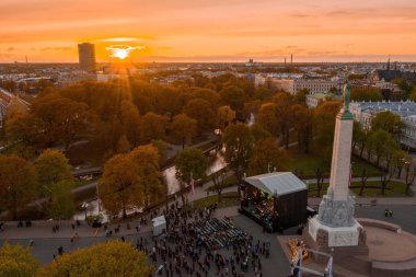 Riga'nın eski şehir, özgürlük heykeli ve milli kütüphane üzerinde güzel havadan görünümü. Güzel Letonya. 