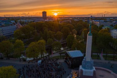 Riga'nın eski şehir, özgürlük heykeli ve milli kütüphane üzerinde güzel havadan görünümü. Güzel Letonya. 