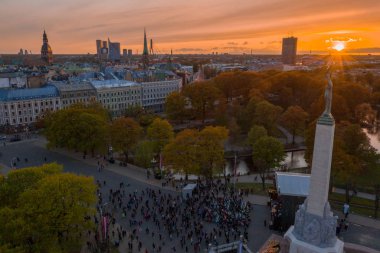 Riga'nın eski şehir, özgürlük heykeli ve milli kütüphane üzerinde güzel havadan görünümü. Güzel Letonya. 
