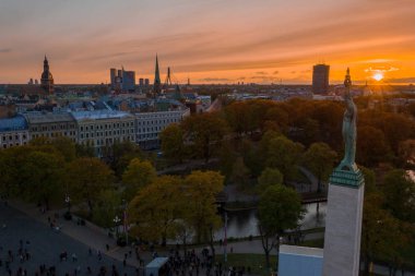 Riga'nın eski şehir, özgürlük heykeli ve milli kütüphane üzerinde güzel havadan görünümü. Güzel Letonya. 