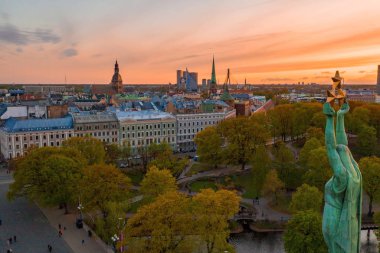 Riga'nın eski şehir, özgürlük heykeli ve milli kütüphane üzerinde güzel havadan görünümü. Güzel Letonya. 