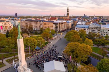 Riga'nın eski şehir, özgürlük heykeli ve milli kütüphane üzerinde güzel havadan görünümü. Güzel Letonya. 