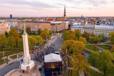 Riga'nın eski şehir, özgürlük heykeli ve milli kütüphane üzerinde güzel havadan görünümü. Güzel Letonya. 
