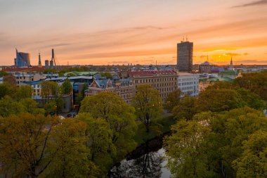 Riga'nın eski şehir, özgürlük heykeli ve milli kütüphane üzerinde güzel havadan görünümü. Güzel Letonya. 