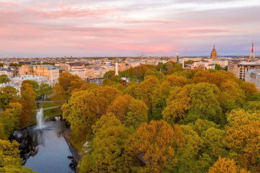 Riga'nın eski şehir, özgürlük heykeli ve milli kütüphane üzerinde güzel havadan görünümü. Güzel Letonya. 