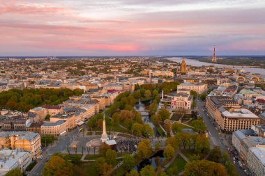 Riga'nın eski şehir, özgürlük heykeli ve milli kütüphane üzerinde güzel havadan görünümü. Güzel Letonya. 