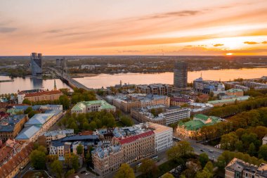 Riga'nın eski şehir, özgürlük heykeli ve milli kütüphane üzerinde güzel havadan görünümü. Güzel Letonya. 