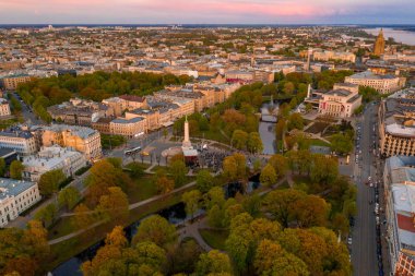 Riga'nın eski şehir, özgürlük heykeli ve milli kütüphane üzerinde güzel havadan görünümü. Güzel Letonya. 