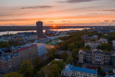 Riga'nın eski şehir, özgürlük heykeli ve milli kütüphane üzerinde güzel havadan görünümü. Güzel Letonya. 