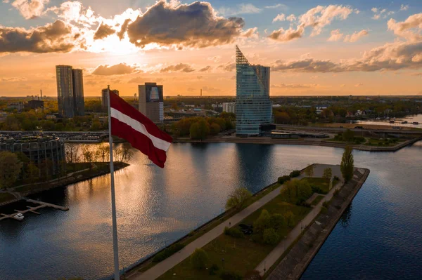 Panorama Aéreo Ciudad Riga Con Una Gran Bandera Letona Primer —  Fotos de Stock