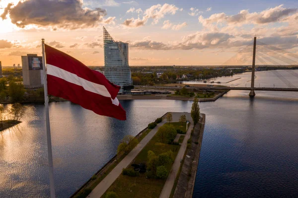 Воздушная Панорама Риги Большим Латвийским Флагом Переднем Плане Золотой Час — стоковое фото