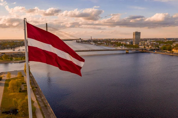 Aerial Panorama Riga City Med Stor Lettisk Flagga Förgrunden Gyllene — Stockfoto