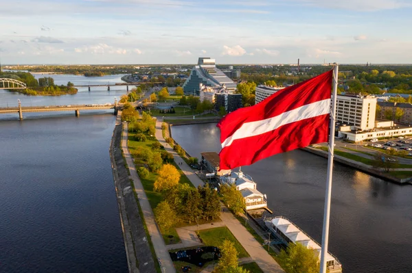 Aerial Panorama Riga Med Stort Latvisk Flagg Forgrunnen Gulltime – stockfoto