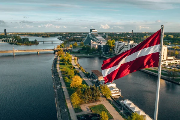 Panorama Aéreo Ciudad Riga Con Una Gran Bandera Letona Primer —  Fotos de Stock