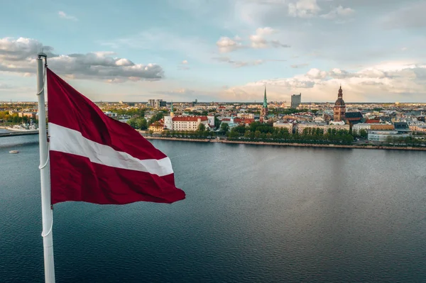 Aerial Panorama Riga Med Stort Latvisk Flagg Forgrunnen Gulltime – stockfoto