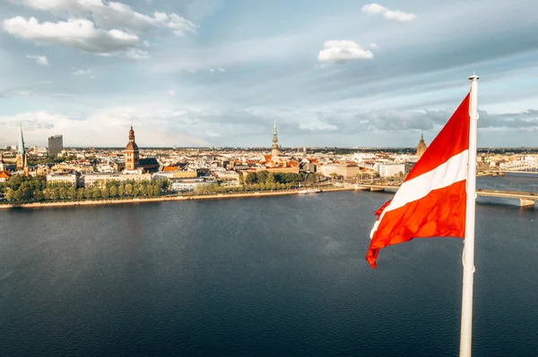 Aerial Panorama Riga City Med Stor Lettisk Flagga Förgrunden Gyllene — Stockfoto