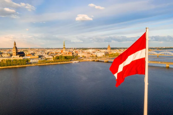 Воздушная Панорама Риги Большим Латвийским Флагом Переднем Плане Золотой Час — стоковое фото