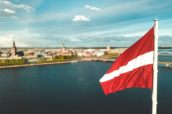 Aerial Panorama Riga City Med Stor Lettisk Flagga Förgrunden Gyllene — Stockfoto