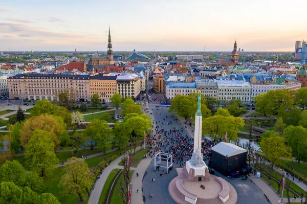 Riga'nın eski şehir, özgürlük heykeli ve milli kütüphane üzerinde güzel havadan görünümü. Güzel Letonya. 