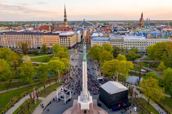 Riga'nın eski şehir, özgürlük heykeli ve milli kütüphane üzerinde güzel havadan görünümü. Güzel Letonya. 