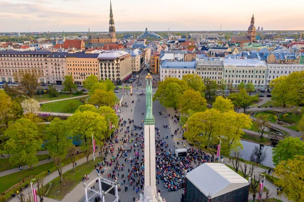 Riga'nın eski şehir, özgürlük heykeli ve milli kütüphane üzerinde güzel havadan görünümü. Güzel Letonya. 