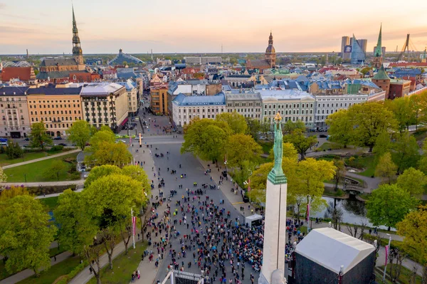 Riga'nın eski şehir, özgürlük heykeli ve milli kütüphane üzerinde güzel havadan görünümü. Güzel Letonya. 