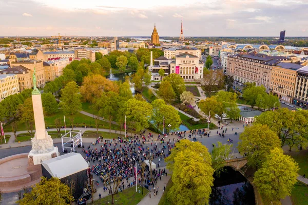 Riga'nın eski şehir, özgürlük heykeli ve milli kütüphane üzerinde güzel havadan görünümü. Güzel Letonya. 