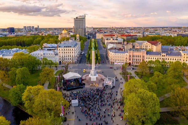 Riga'nın eski şehir, özgürlük heykeli ve milli kütüphane üzerinde güzel havadan görünümü. Güzel Letonya. 