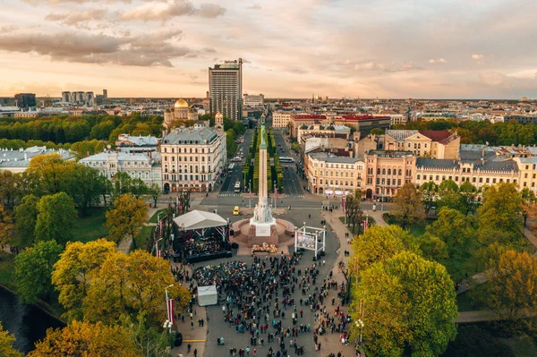Riga Nın Eski Şehir Özgürlük Heykeli Milli Kütüphane Üzerinde Güzel — Stok fotoğraf