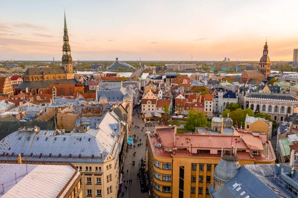 Riga'nın eski şehir, özgürlük heykeli ve milli kütüphane üzerinde güzel havadan görünümü. Güzel Letonya. 