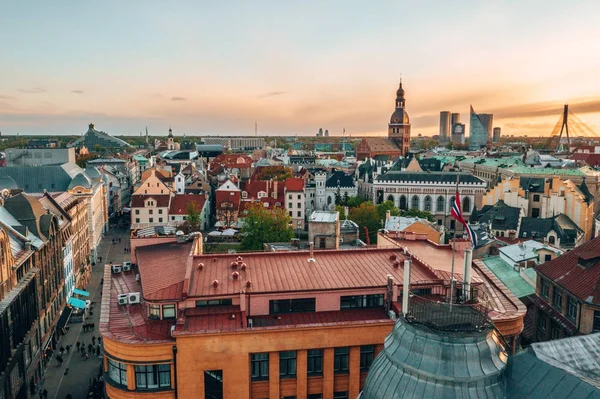Riga'nın eski şehir, özgürlük heykeli ve milli kütüphane üzerinde güzel havadan görünümü. Güzel Letonya. 