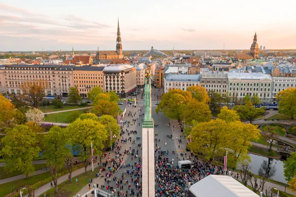 Riga'nın eski şehir, özgürlük heykeli ve milli kütüphane üzerinde güzel havadan görünümü. Güzel Letonya. 