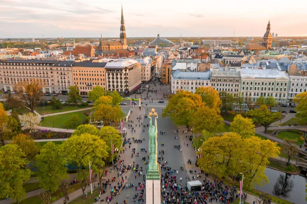 Riga'nın eski şehir, özgürlük heykeli ve milli kütüphane üzerinde güzel havadan görünümü. Güzel Letonya. 