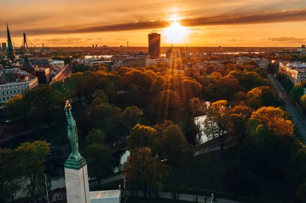 Central Park ve özgürlük heykeli yakınındaki Riga üzerinde gün batımı görünümü. 