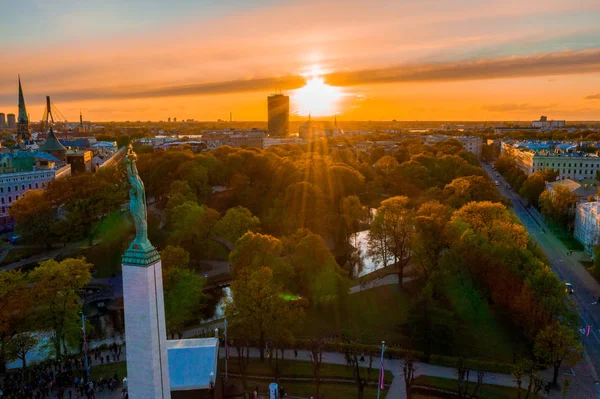 Central Park ve özgürlük heykeli yakınındaki Riga üzerinde gün batımı görünümü. 