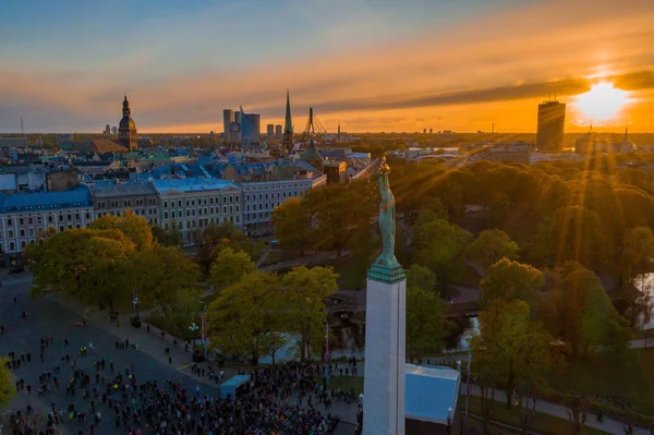 Central Park ve özgürlük heykeli yakınındaki Riga üzerinde gün batımı görünümü. 
