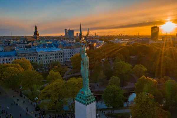 Central Park ve özgürlük heykeli yakınındaki Riga üzerinde gün batımı görünümü. 