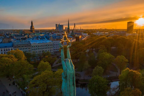 Central Park ve özgürlük heykeli yakınındaki Riga üzerinde gün batımı görünümü. 