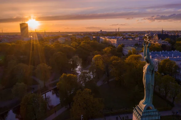 Uitzicht Zonsondergang Riga Buurt Van Central Park Het Vrijheidsbeeld — Stockfoto