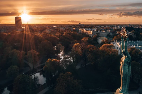 Central Park ve özgürlük heykeli yakınındaki Riga üzerinde gün batımı görünümü.