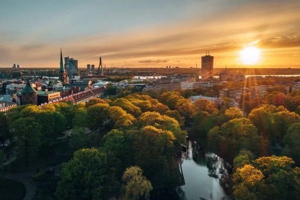 Vista Del Atardecer Sobre Riga Cerca Del Parque Central Estatua —  Fotos de Stock