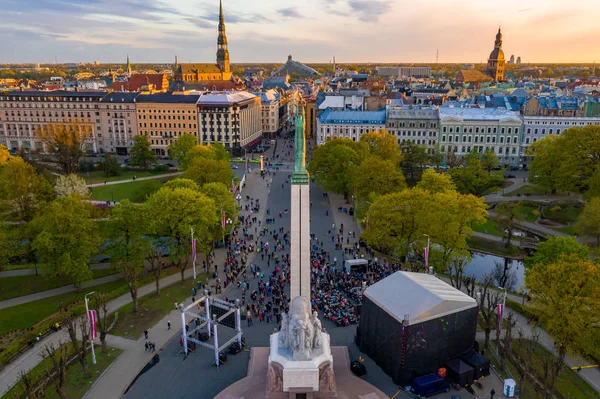 Bela Vista Pôr Sol Sobre Riga Pela Estátua Liberdade Milda — Fotografia de Stock